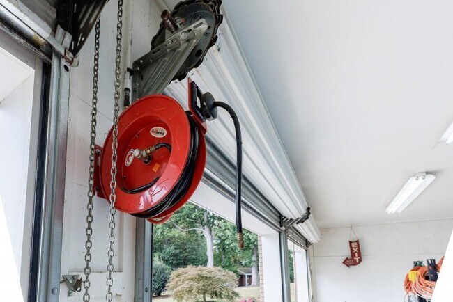 Building Photo - 390 Alpine Dr