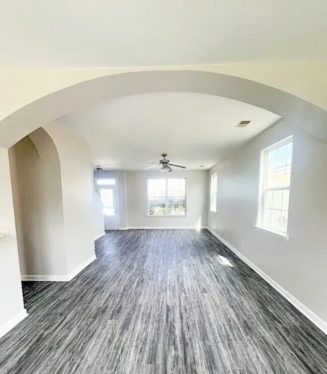 Building Photo - 221 Chapel Lake S