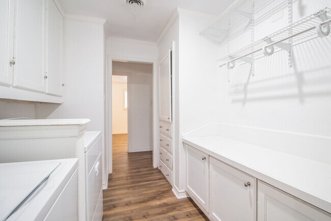 Building Photo - Spacious & Updated 4/2