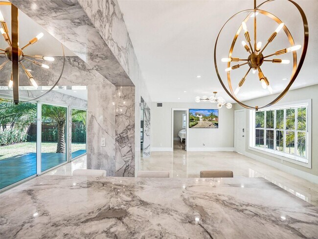 Building Photo - 2421 NE 7th Pl