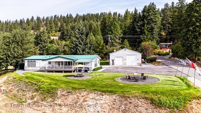 Primary Photo - Fully furnished and stocked Single Level H...