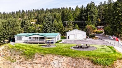 Building Photo - Fully furnished and stocked Single Level H...