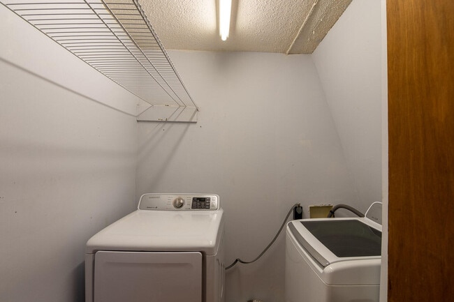 Building Photo - 2865 Old Thomson Rd