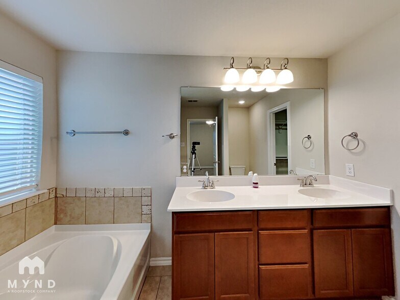Building Photo - 7201 Mistletoe Trail