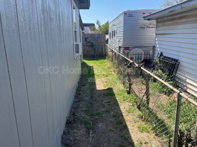 Building Photo - 137 SE 1st St