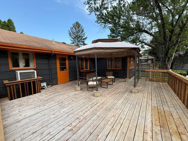 Building Photo - Beautiful 4 bed 2.5 Bath Bloomington SF Ho...