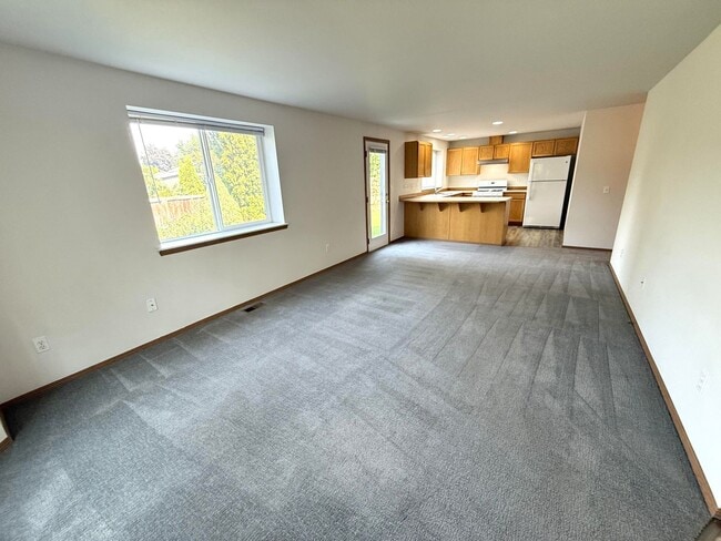 Building Photo - BONUS RENT SPECIAL! 3 Bed on Cul-de-sac with Great Backyard and Lawn Service!