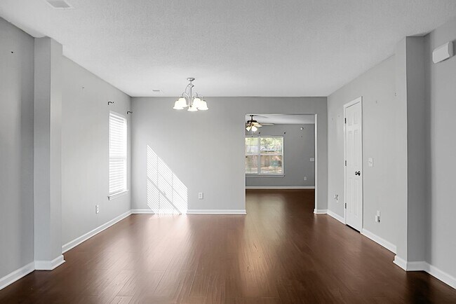 Building Photo - MOVE IN SPECIAL - 50% off First Month's Re...
