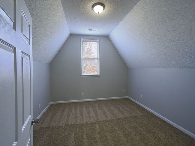 Building Photo - 5 Bedroom, 3 Bathrooms Near Berryhill And ...