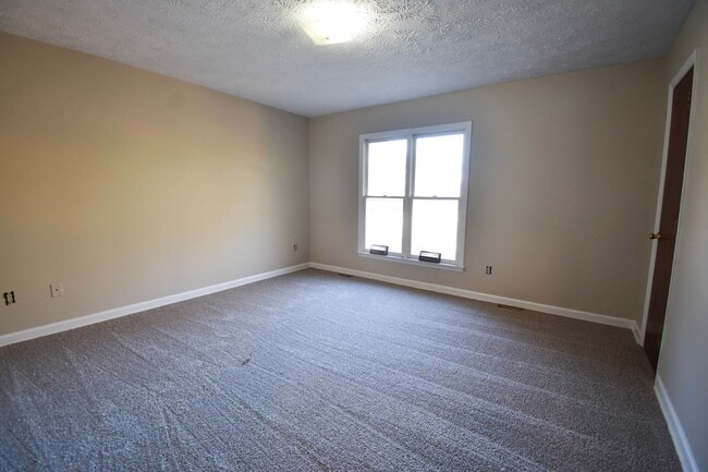 Building Photo - 2 Bedroom 1.5 Bathroom Townhome- Small Dogs Okay