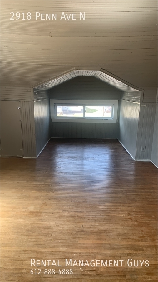 Building Photo - Large 3 Bedroom! Available Immediately!