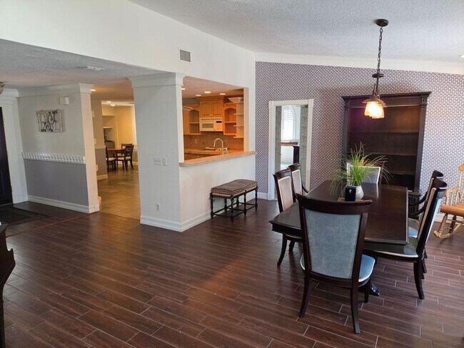 Building Photo - 1132 Ridge Dr