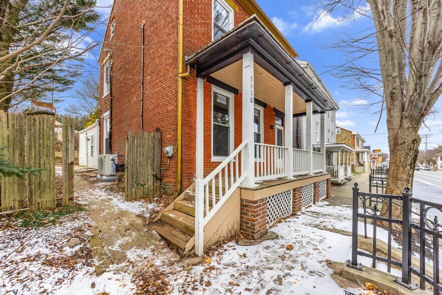 Building Photo - 3110 Main St