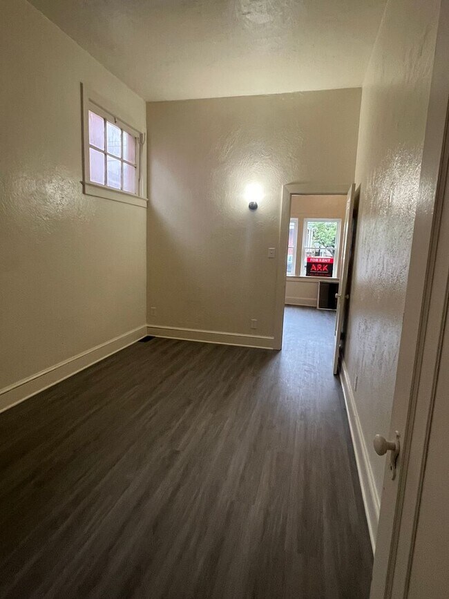 Building Photo - Fully Renovated 2 Bedroom Single Family Home