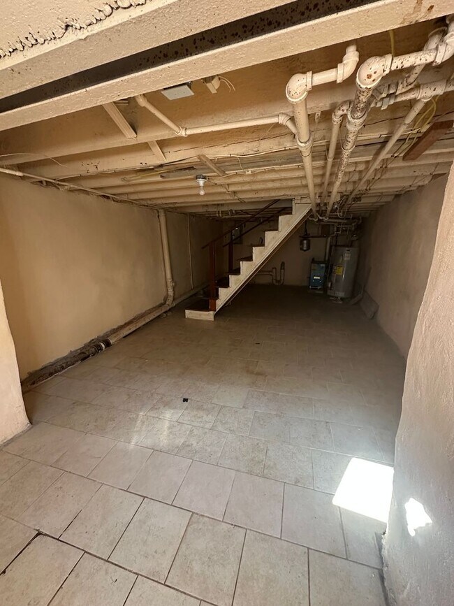 Building Photo - 2 Bedroom, 1 Bath Rowhome available today!