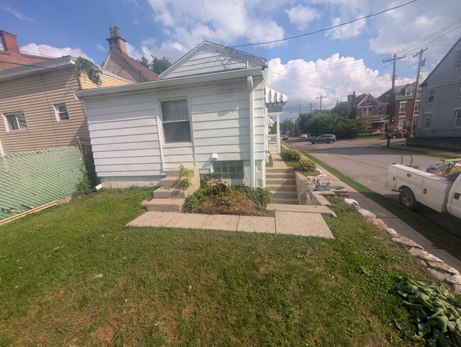 Building Photo - 336 Oak St
