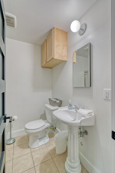 Building Photo - 915 SE 29th Ave