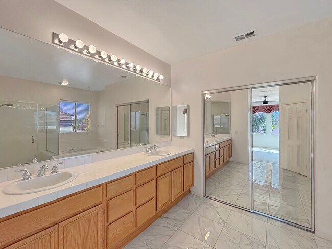 Building Photo - Beautiful & Spacious 5BD/3BA House in East...