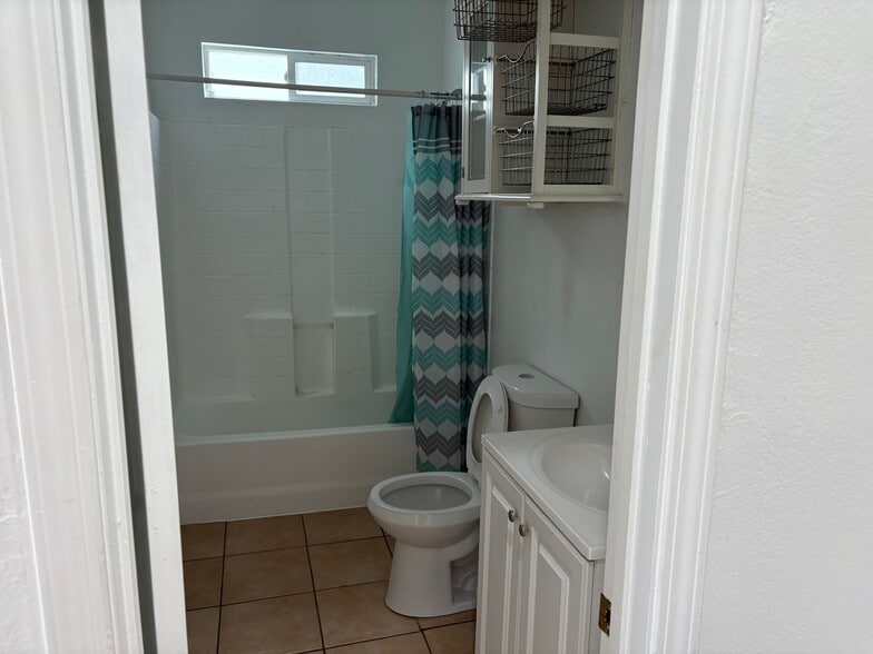 Bathroom - 3423 W 59th St