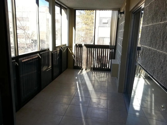 Building Photo - Beautiful 2BR/2BA Condo with Pools, Parkin...