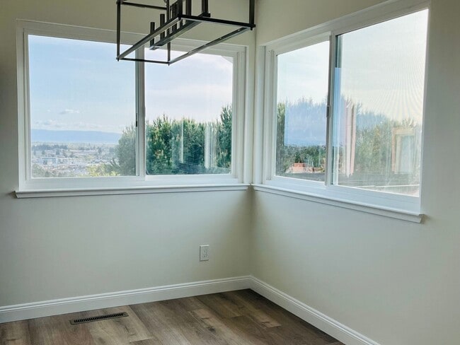 Building Photo - Newly Renovated 4 Bedroom Home with Views