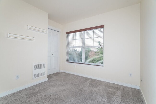 Building Photo - 2400 NE Park Dr