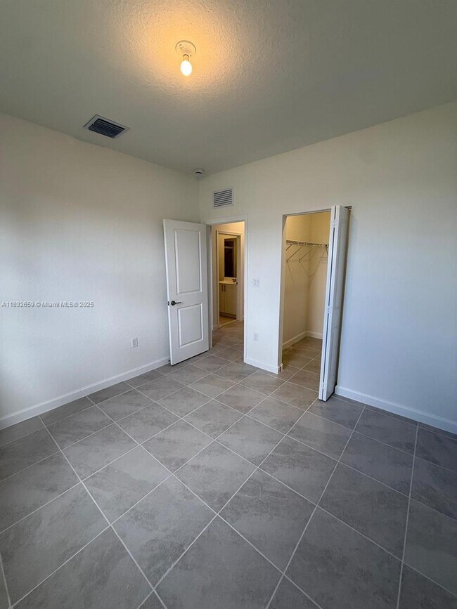 Building Photo - 2942 SE 23rd Ave