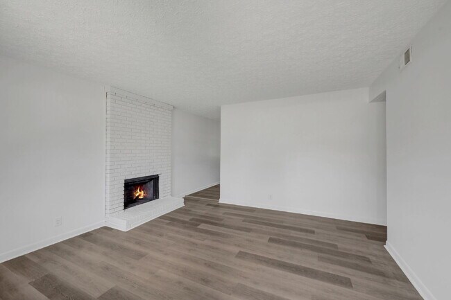 Building Photo - Furnished, remodeled 2BR near Nashville hospitals, all utilities and WiFi included, updated kitch...