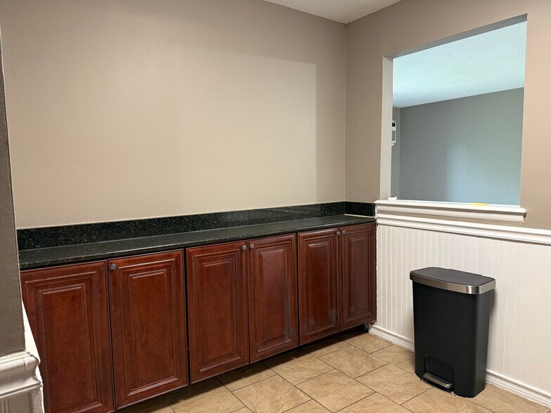 Building Photo - 1003 Centurion Ln