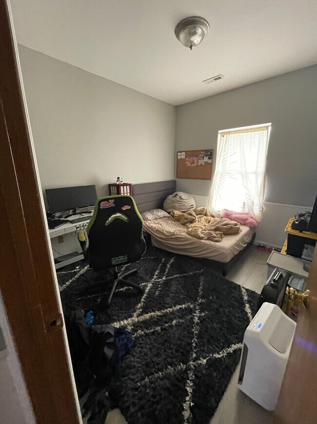 Building Photo - OSU North Campus 5 bedroom 2 bath apartment