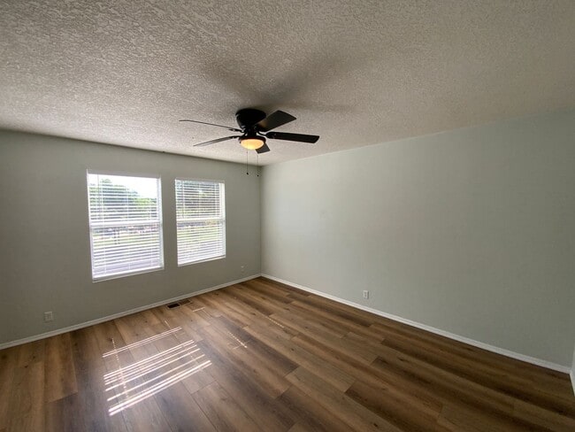 Building Photo - 4 Bedroom Home Available Near Golf Course ...