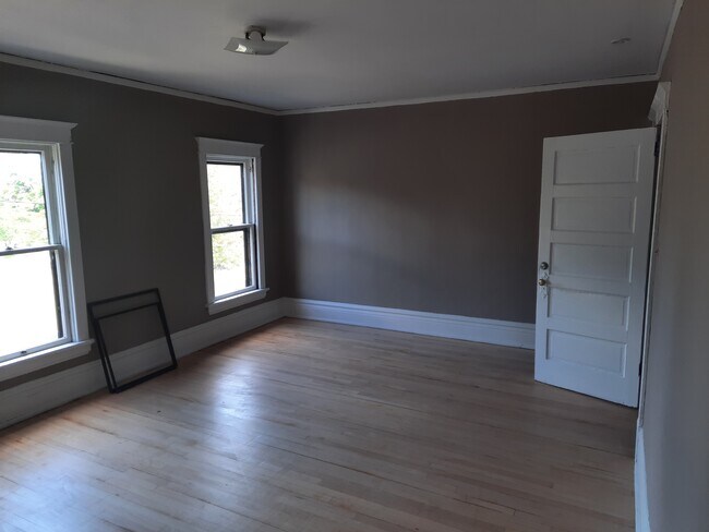 Building Photo - 429 N 10th Ave E