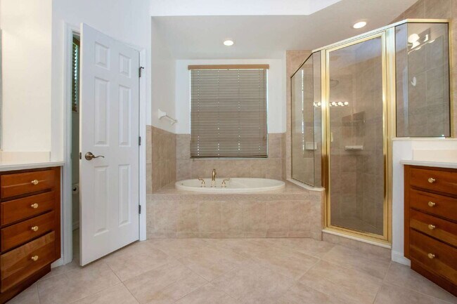 Building Photo - Luxurious Lakefront Living: Spacious 4-Bedroom Home with Pool and Guest Suite in Lakewood Ranch