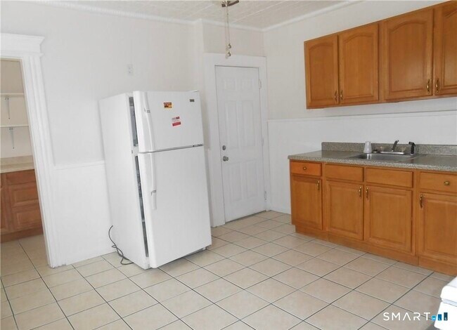 Building Photo - 166 Booth St