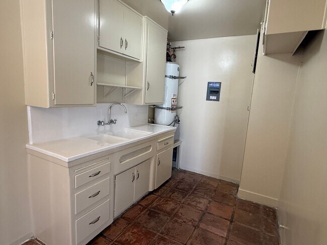 Building Photo - Two Bedroom lower unit - Move in Ready!
