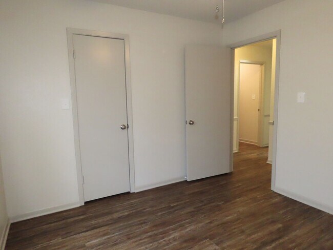 Building Photo - Updated in 2024! Gorgeous 3 Bedroom, 2 Bat...
