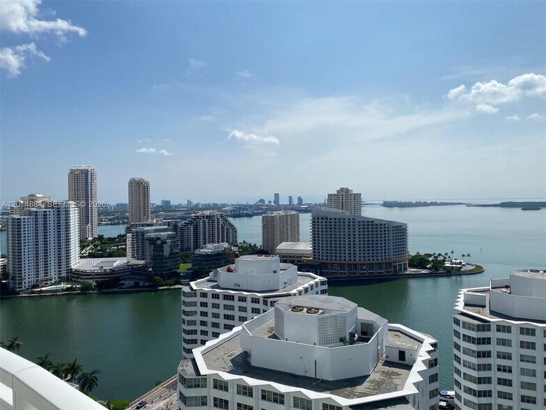 Building Photo - 950 Brickell Bay Dr