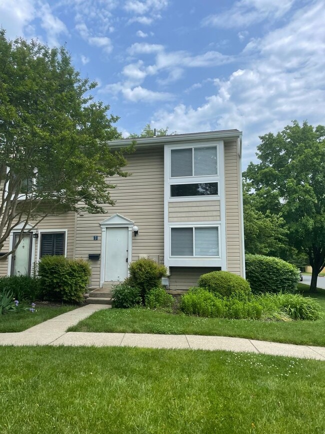 Building Photo - End unit townhome in Annapolis!