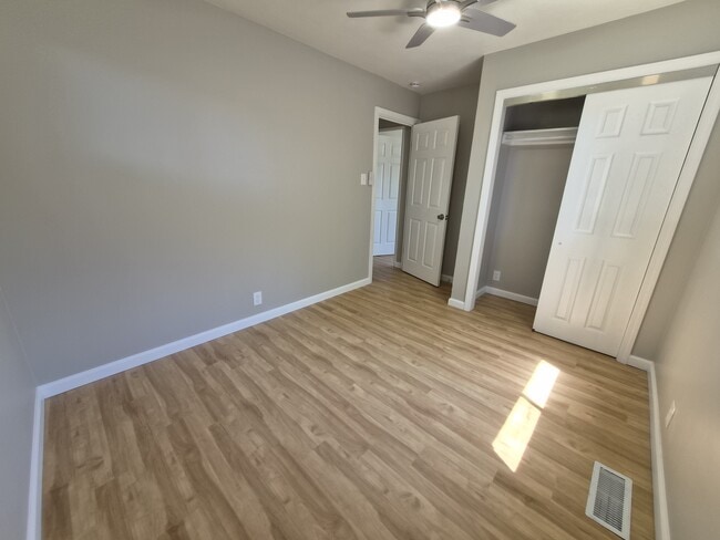 Building Photo - 464 Carol Dr