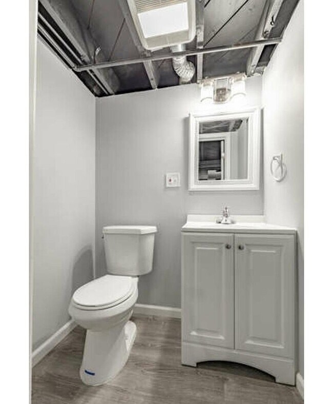 Building Photo - 6056 Clemens Ave