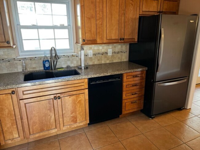 Building Photo - Oak Ridge 37830 - 3 bedroom, 1.5 bath home upstairs with basement bonus room - Call Troy Adams 86...