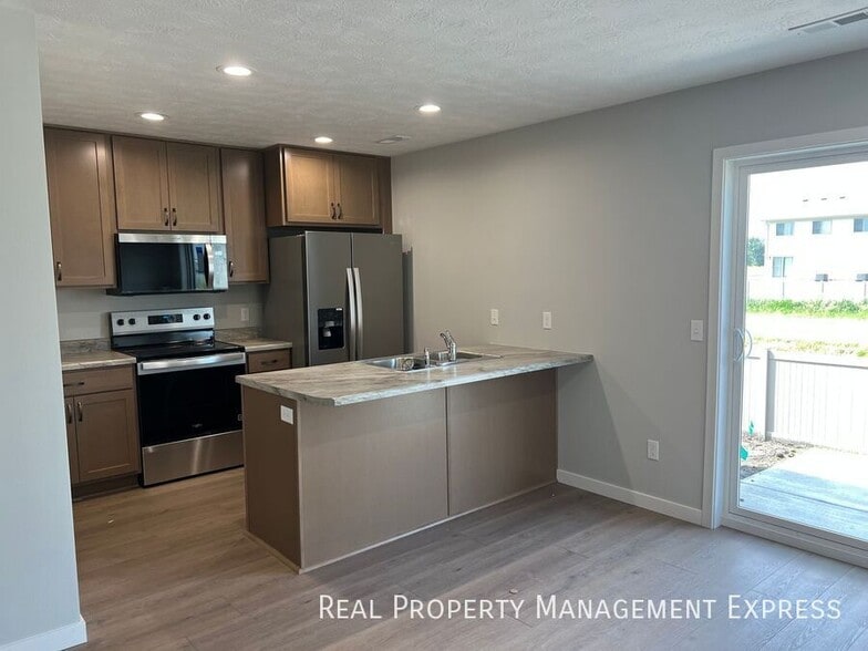 Primary Photo - 3 Bedroom 1.5 Bathroom Townhome