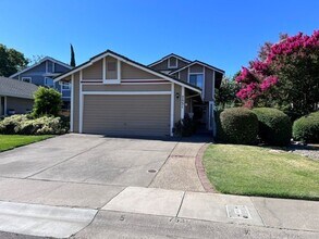 Building Photo - Nice pocket home with two fireplaces. Gardening service is included.
