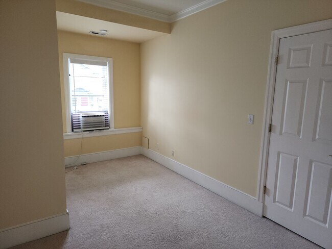Building Photo - Spacious 3BR/3BA in Sought- After Queen Anne Location