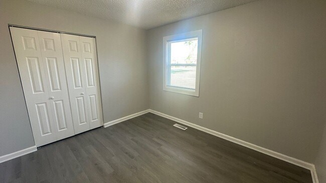 Building Photo - 104 Walnut Crest Dr