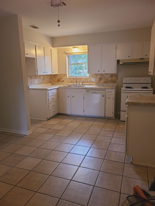 Building Photo - 3 Bedroom Mid-Century Rental