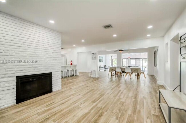 Building Photo - 2639 Monroe St