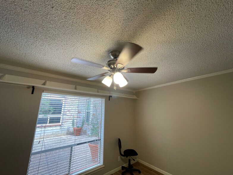 Building Photo - Room in Condo on E Hill Dr