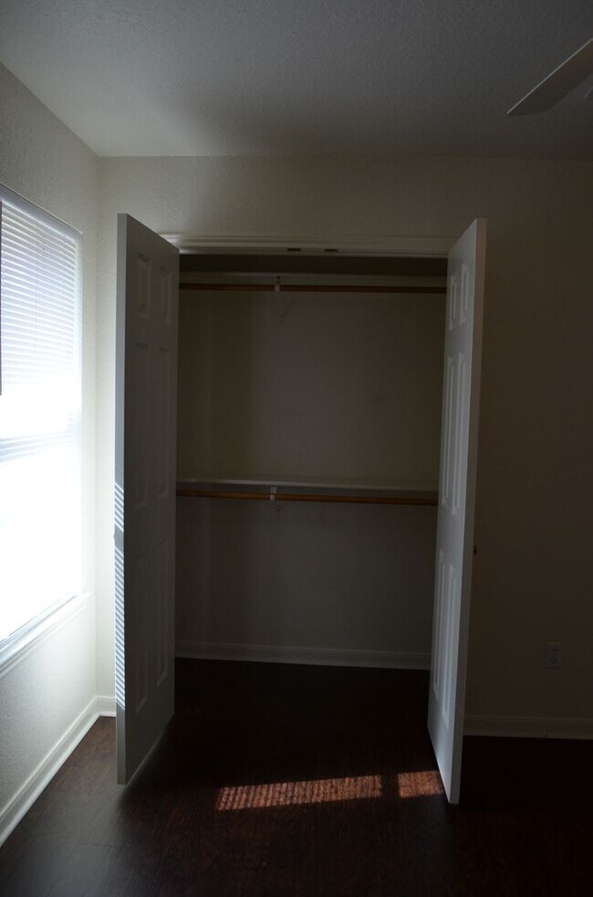 Building Photo - 2208 Wildewood Dr