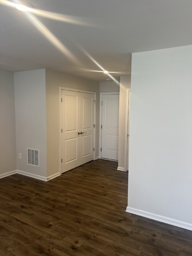 Building Photo - 1833 Sag Harbor Ln